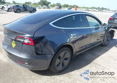2018 Tesla Model 3 Long Range/Mid Range z USA, uszkodzony, nr VIN 5YJ3E1EA0JF006941